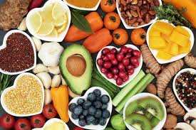 vários alimentos na mesa